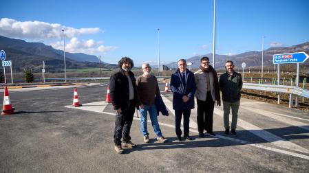 El consejero Chivite con autoridades locales, este lunes en el nuevo nudo de incorporación a la A-15