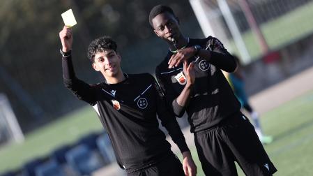Aiman Ouddacha (izda.)y Madou Doumbia (dcha.) son dos de los árbitros que dirigen estos días los encuentros del Interescolar