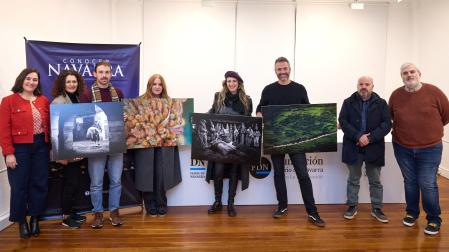 Desde la izq: Ainhoa Hernández, periodista de Diario de Navarra; Begoña Fernández (Carné Joven); Peio Ardaiz (ganador del premio Joven); Pili Nuin (recogió el premio de Jesús Diges en Paisajes y Patrimonio); Ainhoa Tejerina (Fiestas y Tradiciones); Mikel Benito (Gastronomía y Producto Local); Nacho Calvo (Asociación de Hostelería y Turismo de Navarra) y Tito Navarro, responsable de Eventos de Diario de Navarra