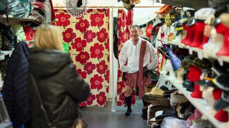 Un futuro escocés probándose su traje este lunes por la tarde en la tienda de disfraces La Máscara