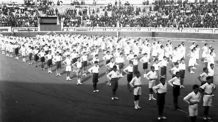 Ejercicios gimnásticos infantiles en la plaza de toros de Pamplona en 1933
