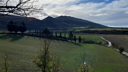 Vista del cauce del río Elorz en Zabalegui, desde la iglesia parroquia. En medio, el cementerio de la localidad del Valle de Elorz.