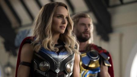 Natalie Portman y Chris Hemsworth en una escena de 'Thor: Love and Thunder'