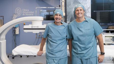 Los doctores Rafael Ruiz Salmerón y Rodrigo Teijeiro, de la Unidad de Hemodinámica y Cardiología Intervencionista de la Clínica Universidad de Navarra