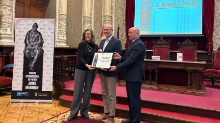 Momento en el que Santiago Elso Torralba recibe el Premio Internacional de Poesía Jorge Manrique