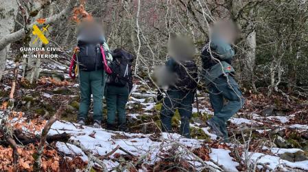 Agentes de la Guardia Civil, junto a las dos senderistas