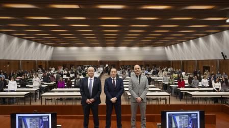 Desde la izda.: el presidente de Caja Rural de Navarra, Ignacio Terés Los Arcos; el rector de la UPNA, Ramón Gonzalo García; y el vicerrector de Internacionalización y Cooperación, Jorge Elso Torralba, con el alumnado que acudió a recoger su beca