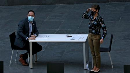 *A: JOSE CARLOS CORDOVILLA *F: 30-10-2020 *P: MARIA CHIVITE Y RAMON ALZORRIZ *L: PAMPLONA *T: SEGUNDO DIA DEL DEBATE DEL ESTADO DE LA COMUNIDAD FORAL. PARLAMENTO DE NAVARRA La presidenta Chivite, con Alzórriz, saludó el viernes como muestra la imagen al también socialista Santos Cerdán en el Parlamento. / CHIVITE SE CUADRA ANTE CERDÁN. El 20 de octubre de 2020, en el atrio del Parlamento, Ramón Alzórriz, María Chivite y un miembro del gabinete de esta se sentaron en esa mesa con Santos Cerdán. Ese día se celebraba un debate sobre el estado de Navarra. Así saludó Chivite al político de Milagro cuando llegó al Legislativo.