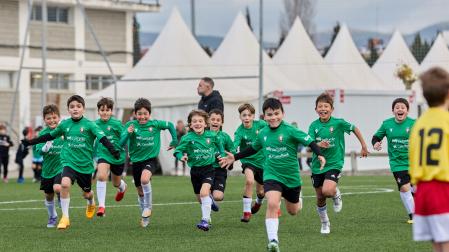 Los jugadores del Ezkaba corren para celebrar con su portero el pase a los octavos que se lo jugaron en la tanda de penaltis