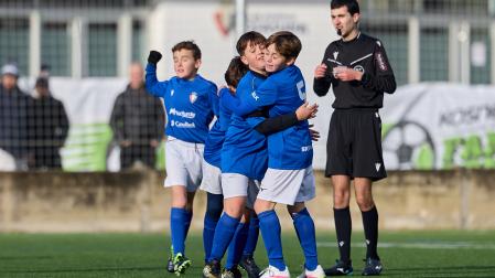 Muestras de alegría entre los jugadores de un partido de los dieciseisavos del Torneo Interescolar