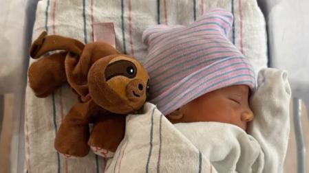Foto compartida en redes sociales por Anna Kournikova de su cuarto hijo con Enrique Iglesias