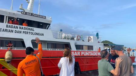 Integrantes de equipos de búsqueda de Indonesia parten para continuar sus labores este miércoles, en  Labuan Bajo después de que los familiares de los desaparecidos acudieran al puerto para agradecer uno a uno su labor
