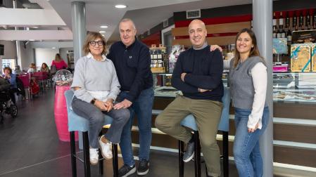 De izquierda a derecha, los propietarios de la Cafetería Trufas de Tudela Pili García Pérez y Xavi Gibert; junto a su hijo Xavi Gibert García y la mujer de este Alicia Bueno Hernández.