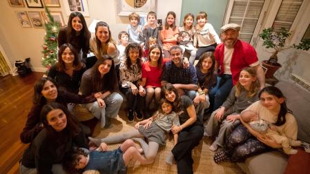 Foto de grupo de Musas y Fusas con los asistentes al concierto en el salón de la familia ganadora del sorteo