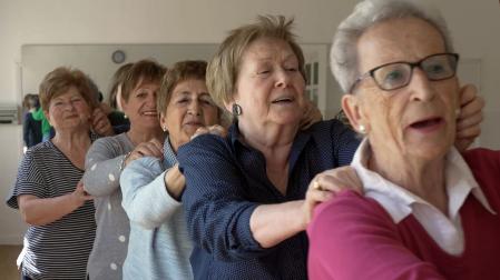 Varias mujeres participan en una de las actividades de la Red de Mayores de Pamplona