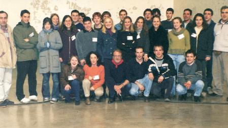 HACE 25 AÑOS. Miembros de Bilaketa, reunidos en el frontón de Aoiz en una imagen de 2001. En el centro, con el pañuelico rojo, el cantautor Luis Eduardo Aute. bilaketa