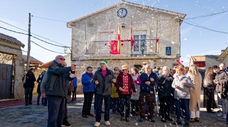 Celebración por adelantado de las Campanadas en la pequeña localidad abulense de Villar de Corneja, que cuenta con una treintena vecinos empadronados, aunque solo 4 de ellos viven durante todo el año