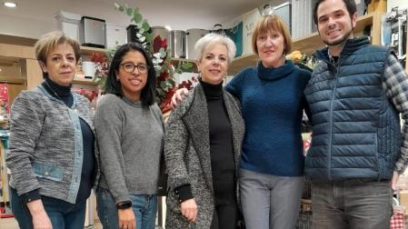 Noemí Redondo, Lucía Ágreda, Estrella Redondo, Pilar Murillo y Daniel Marín, en la ferretería Estrella de Pamplona