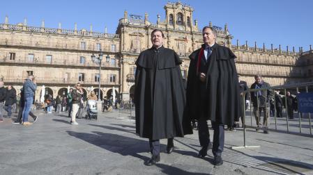 El presidente de Castilla León, Alfonso Fernández Mañueco (i) asiste a la tradicional ofrenda floral a Miguel de Unamuno