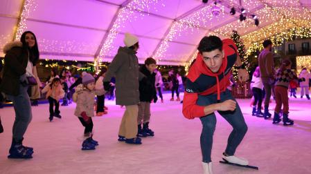 Dani Milagros, en la pista de hielo de la plaza del Castillo. El navarro compite en los Juegos Olímpicos de Invierno de Milán el 11 de febrero, pero antes, este domingo 4 de enero, se marcha a Alemania a disputar el Europeo