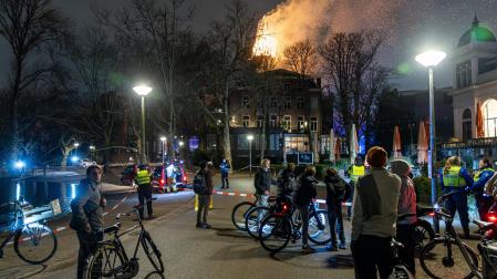 Varias personas contemplan el incendio de la histórica iglesia de Vondelkerk en Amsterdam
