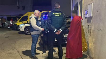 Un joven de 19 años (dcha) ha sido detenido por presuntamente matar a su padre durante una discusión en el municipio riojano de Fuenmayor