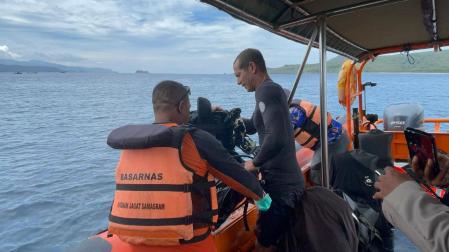Miembros del Equipo de Búsqueda y Rescate de Indonesia (SAR), que van a seguir tres días más buscando al español desaparecido y a dos de sus hijos desaparecidos