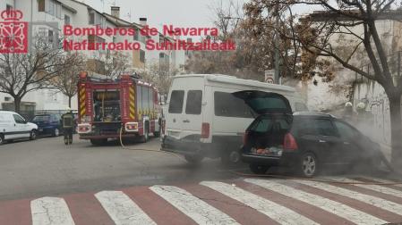 Momento de la extinción del coche ardiendo en Tudela
