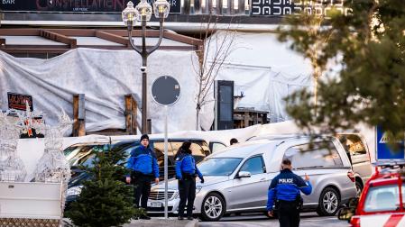 Agentes de policía en el exterior del bar 'Le Constellation' donde se produjo un incendio tras una explosión durante Nochevieja, en la estación de esquí Crans-Montana, en Suiza
