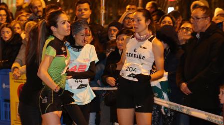 Amaia Melero, acompañada por su hermana Maitane Melero y Karmele Garaioa tras sufrir la caída en Pamplona