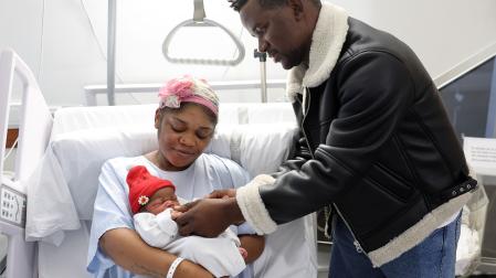 Isabel Nchama Ncogo y Jesús Bindang, junto a Salomé, su hija recién nacida