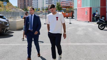 Jesús Areso, en el acceso a El Sadar después de sellar su salida al Athletic el 22 de julio.j.p. urdíroz.