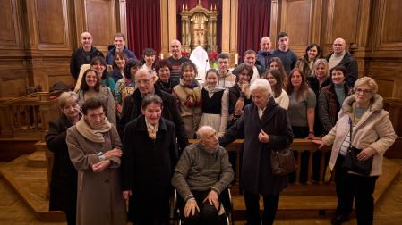 Fermín Ixurko arropado por la nutrida representación de su familia.