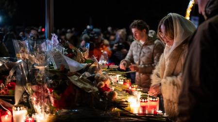 Cientos de personas se reunieron para rendir homenaje a las víctimas del incendio en el bar ‘Le Constellation’