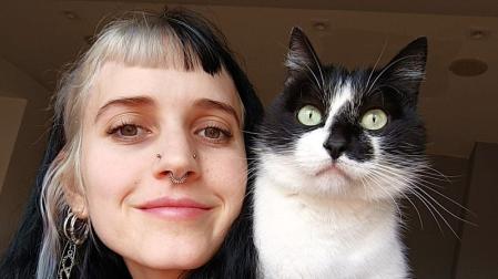 Acompañada de su gato, Irati Lizarraga.