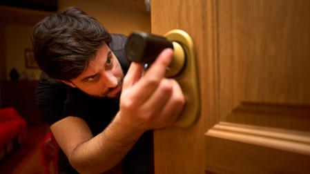 Suta Sousa Otoni, fundador de Sésamo, instala una cerradura inteligente en una vivienda de Pamplona