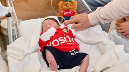 Un recién nacido, con la equipación de Osasuna