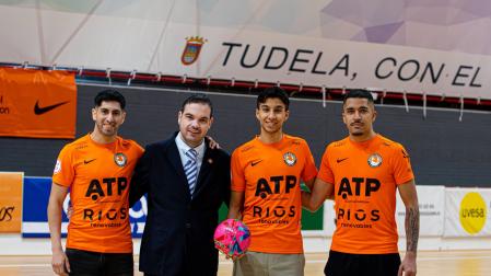 Nicolás Tumkiewicz, Anás y Gustavao, junto al presidente Lázaro.