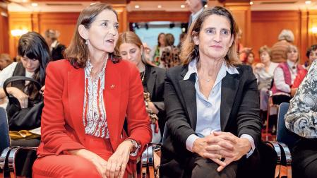 Las exministras Reyes Maroto y Teresa Ribera, en un acto en octubre de 2024.