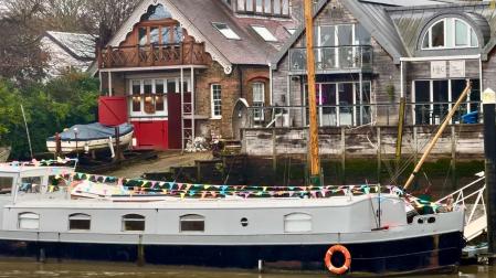 Detalle de un barco engalanado en la isla de Eel Pie de Londres