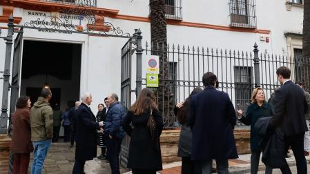 Varias personas se abrazan a su llegada a la residencia de ancianos del Hospital de la Santa Caridad en Sevilla, este sábado donde cinco personas han muerto como consecuencia de un brote de gripe A, enfermedad que afecta a cuatro residentes más y a una enfermera.