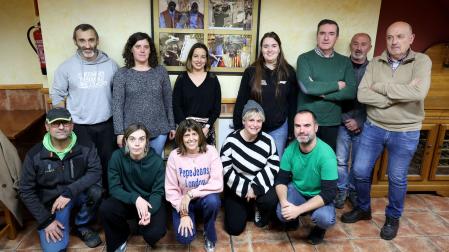 Socios de Peñaguda y colectivos colaboradores durante una de las reuniones de diciembre en la sede de la calle del Puy