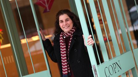 Anabel Eguíllor Cabreriza (Pamplona, 1975) acaba de ser elegida nueva decana del Colegio de Psicología de Navarra. En la imagen, posa en sus instalaciones, en el barrio de Mendebaldea.