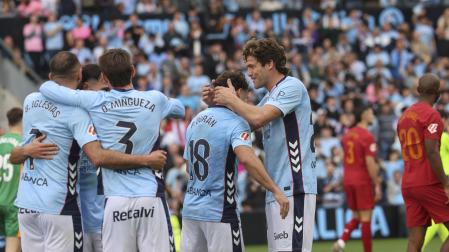 Los jugadores del Celta de Vigo celebran uno de los goles de su equipo durante el partido de LaLiga ante el Valencia