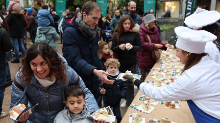 Niños y mayores disfrutaron del roscón de Reyes ofrecido en la plaza del Vínculo