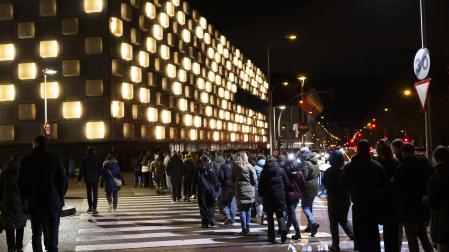Personas haciendo cola para poder entrar al concierto de Amaia.