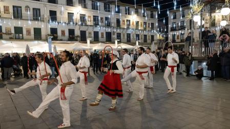 Los danzaris de Laya bailaron por las calles de Tudela. En la imagen, en la plaza de los Fueros