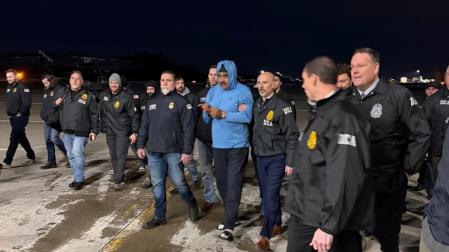 otografía que muestra al presidente de Venezuela, Nicolás Maduro (c), escoltado por agentes de la Administración para el Control de Drogas (DEA) este sábado, en Nueva York (Estados Unidos).