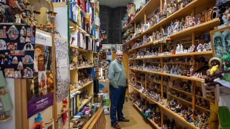 Un coleccionista de Orihuela (Alicante), José María Bregante, suma más de 1.300 belenes de todo tipo en una inédita colección que mantiene desde hace más de medio siglo