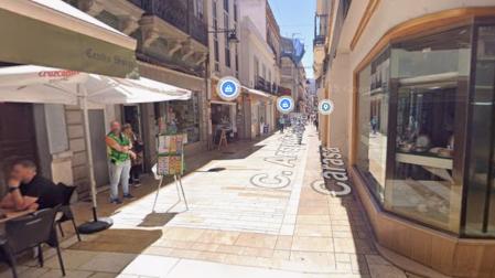 La calle Arquitecto Pérez Carasa, en el centro de Huelva capital, donde ha aparecido el cuerpo de la mujer